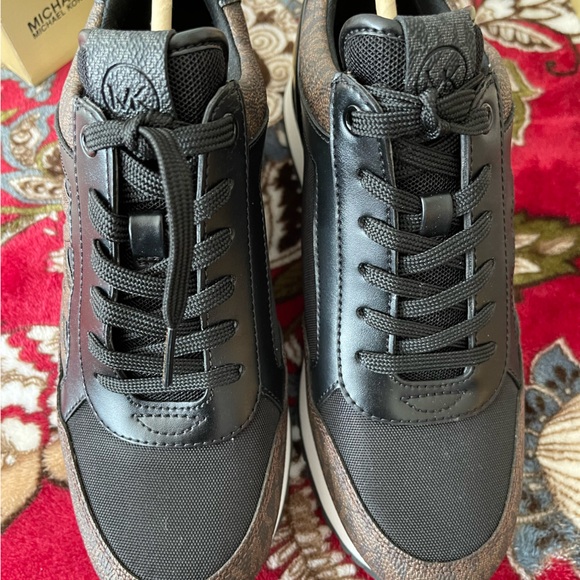 Michael Kors Maddy Size 7 Trainer MK Signature Brown/Black Model 49F1MAFS1B NIB - Picture 5 of 9